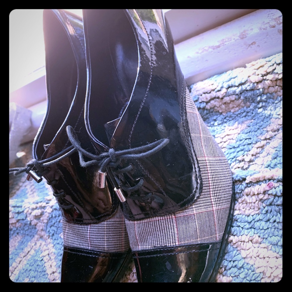 Anne Klein Lace up heeled boot